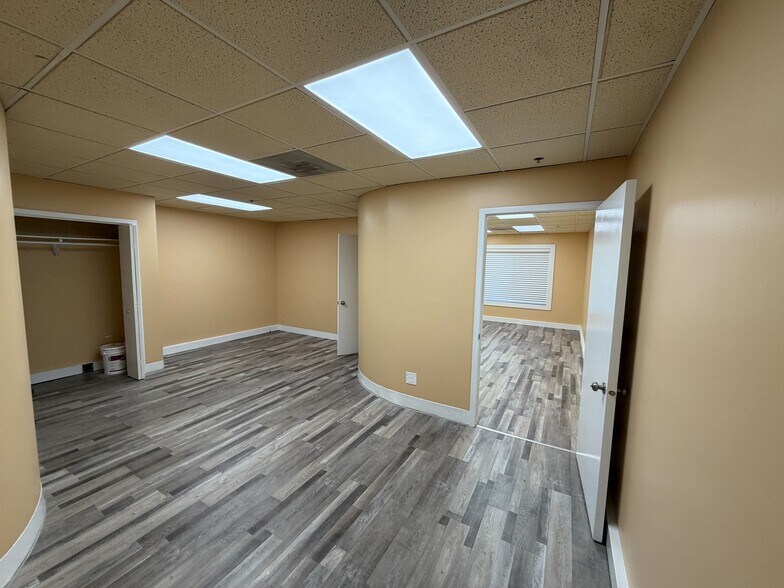 More Photos Of 1901 Raymond Dr, Northbrook Medical For Lease