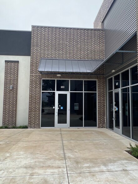 More Photos Of 821 W New Hope Dr, Cedar Park General Retail For Sale