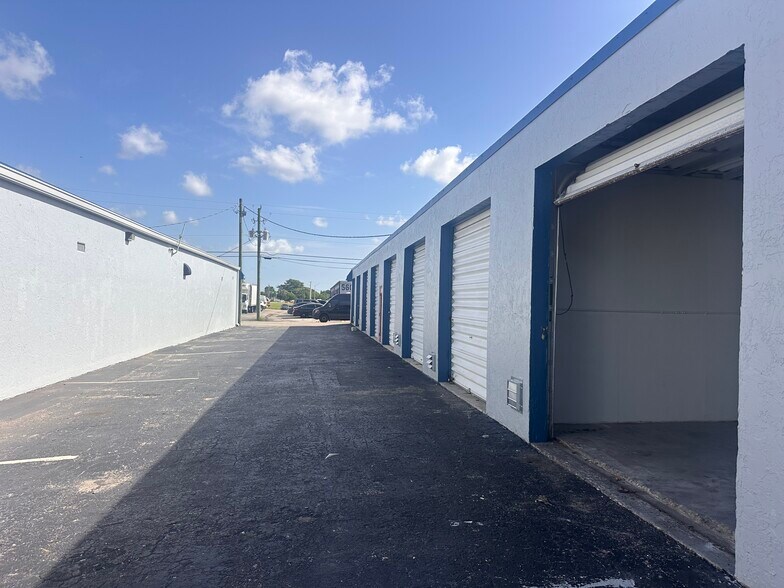 More Photos Of 5614 NW 8th St, Margate Warehouse For Lease