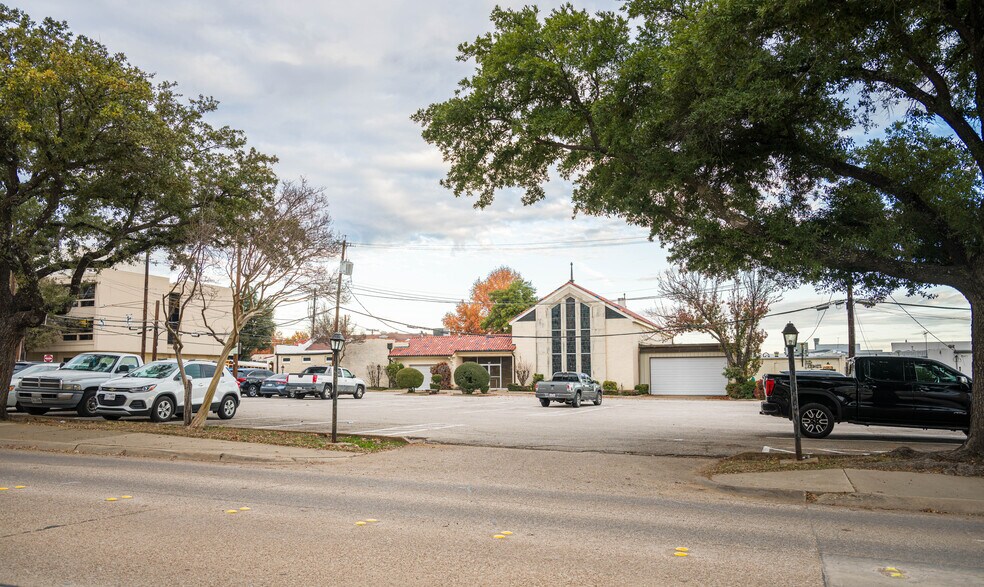 More Photos Of 716 Main St, Garland Office For Lease