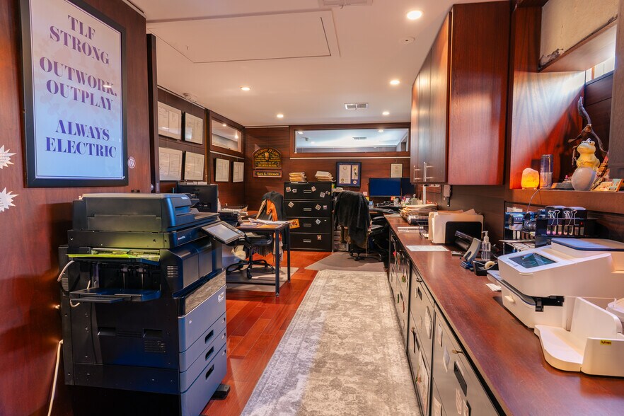 More Photos Of 733 E 12th 1/2 St, Houston Office For Sale