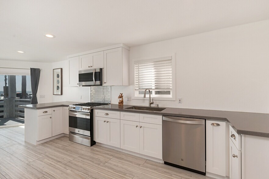 More Photos Of 2212 W Oceanfront, Newport Beach Multifamily For Sale