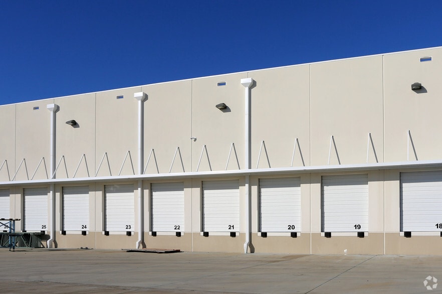 More Photos Of 2211 Vista Pky N, West Palm Beach Warehouse For Lease