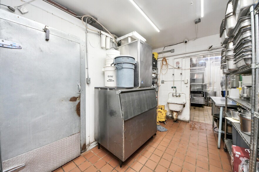 More Photos Of 7626 Clarewood Dr, Houston Restaurant For Sale