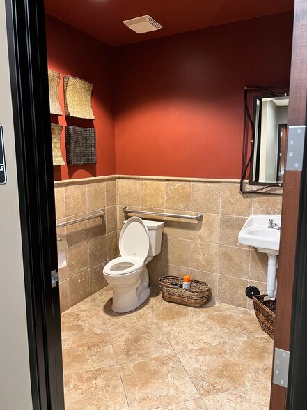 More Photos Of 7972 W Thunderbird Rd, Peoria Medical For Lease