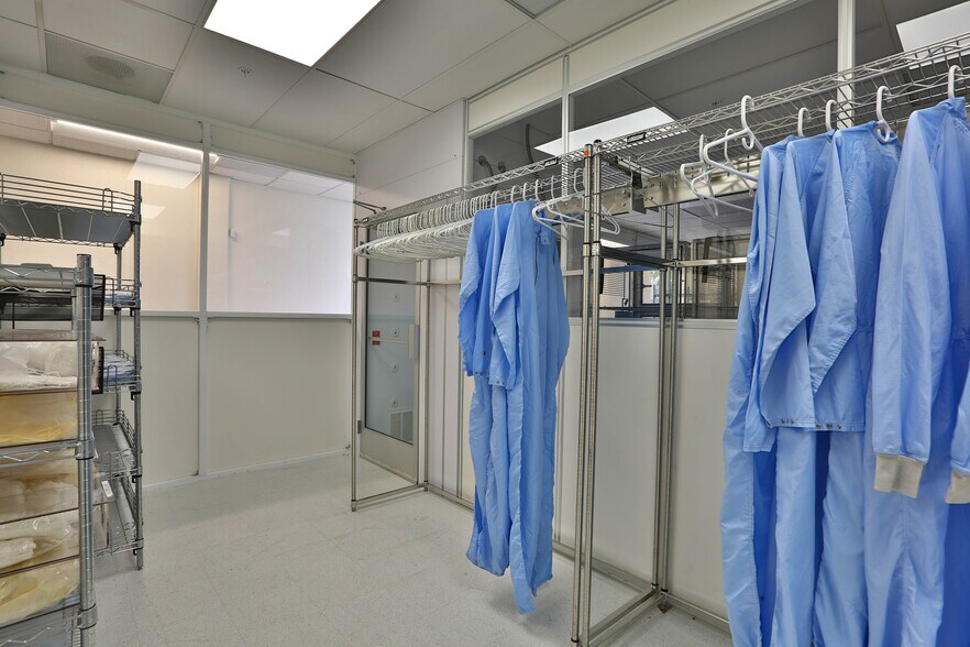 More Photos Of 118-122 Charcot Ave, San Jose Flex For Lease