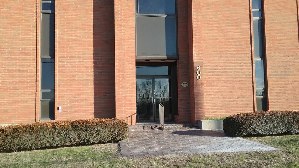 More Photos Of 600 Clifty St, Somerset Office For Lease