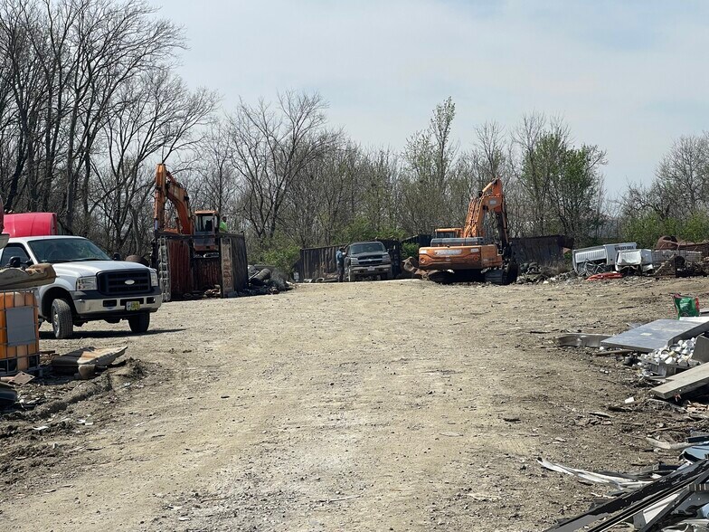 More Photos Of 8691 SE Highway 69, Cameron Auto Salvage Facility For Sale