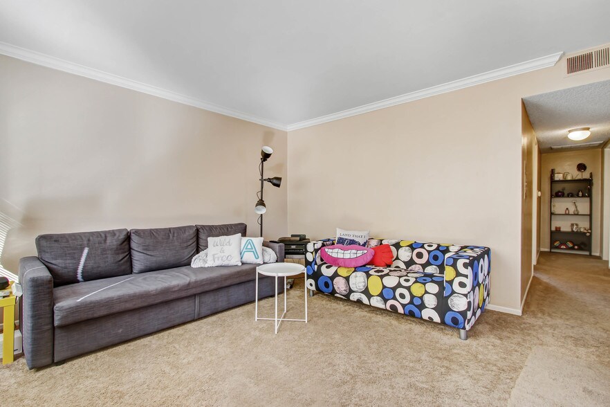 More Photos Of 2001-2005 Grismer Ave, Burbank Apartments For Sale