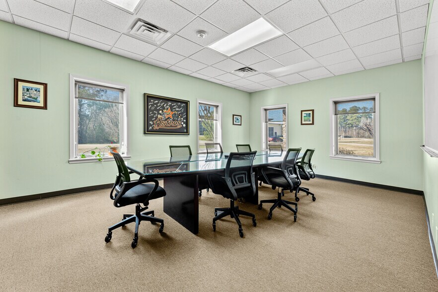 More Photos Of 1271 Rayford Bnd, Spring Light Manufacturing For Sale