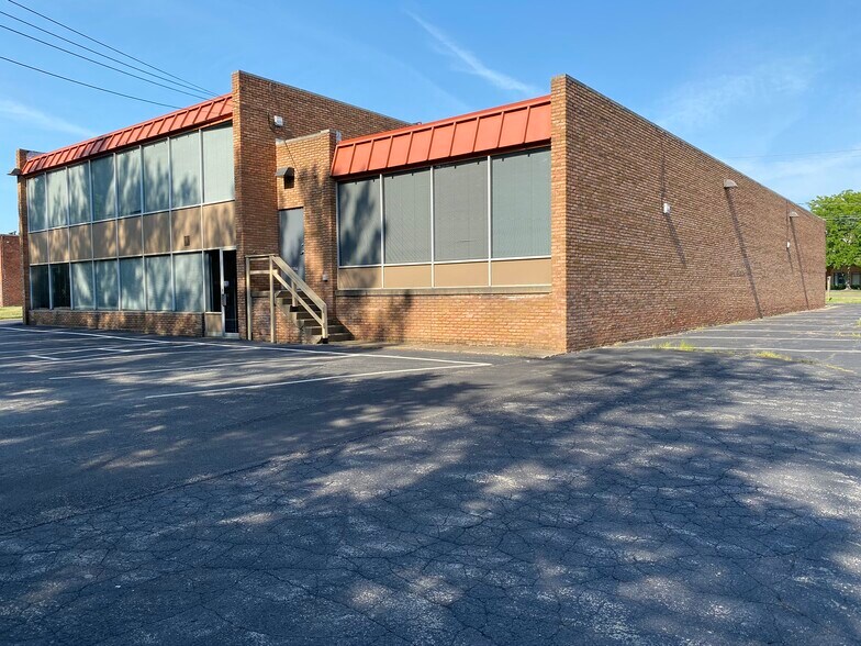 More Photos Of 4800 Market St, Youngstown Office For Lease