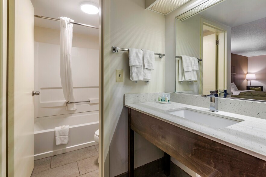 More Photos Of 125 Venture Dr, Brunswick Hotel For Sale