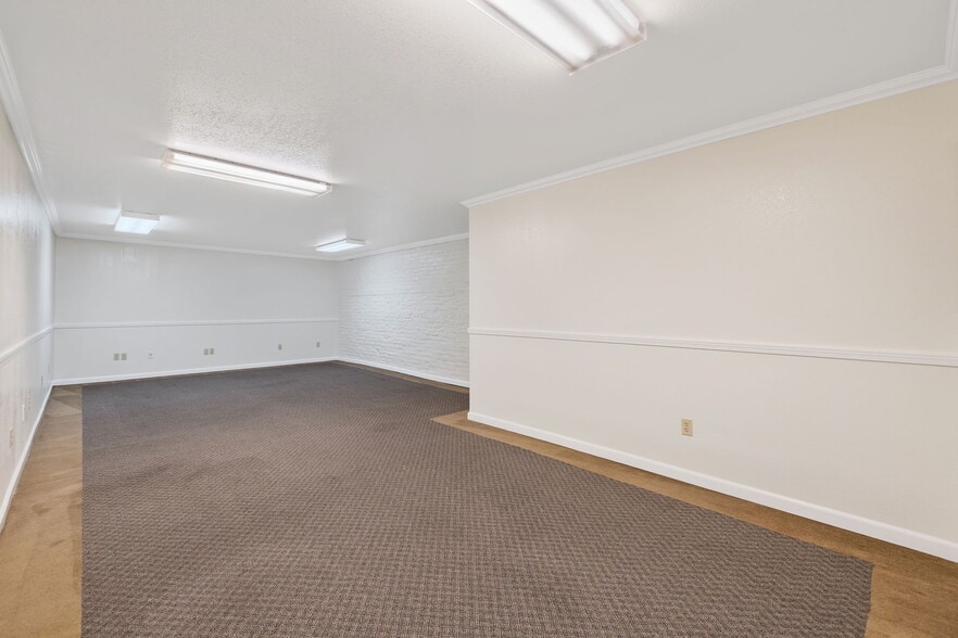 More Photos Of 143 E Tulare Ave, Tulare Storefront For Sale