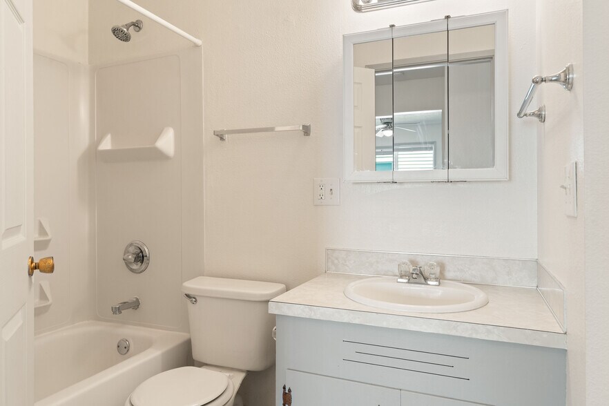 More Photos Of 110-162 NW 15th St, Gresham Apartments For Sale