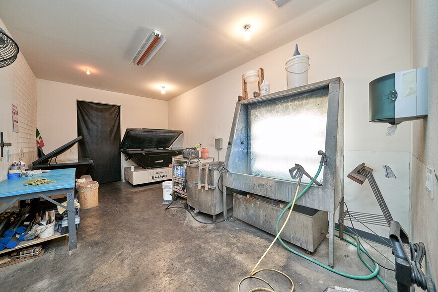 More Photos Of 1977 S Los Angeles St, Los Angeles Distribution For Sale