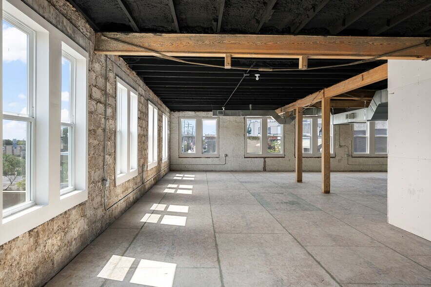 More Photos Of 211-215 E Hutchison St, San Marcos Storefront Retail Office For Lease