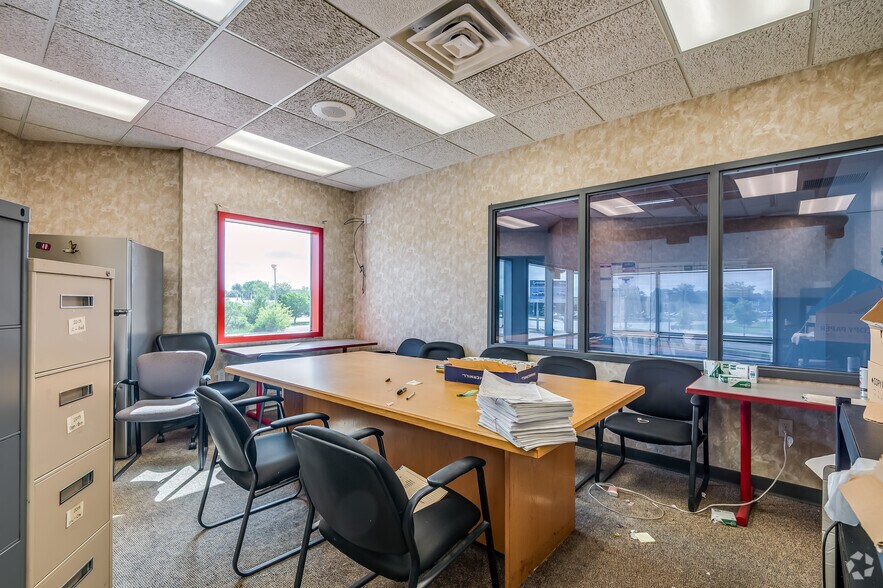 More Photos Of 3210 W Washington St, West Bend Auto Dealership For Lease