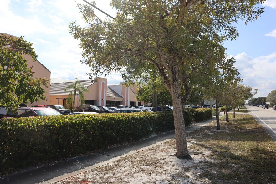 More Photos Of 900 SE Ocean Blvd, Stuart Office For Lease