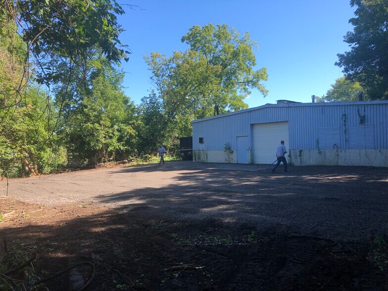 More Photos Of 136 Beattie St, Syracuse Flex For Sale