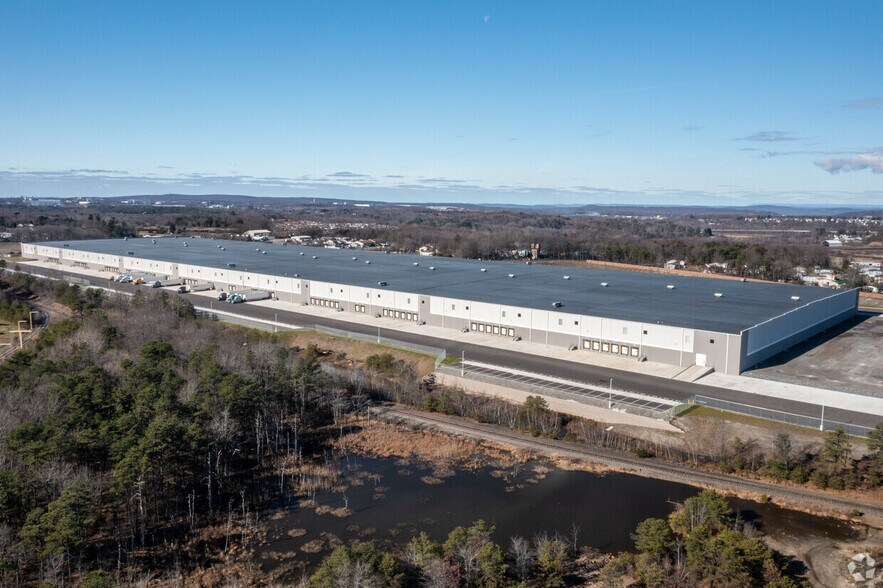 More Photos Of 101 Carleton Ave, Hazleton Manufacturing For Sale