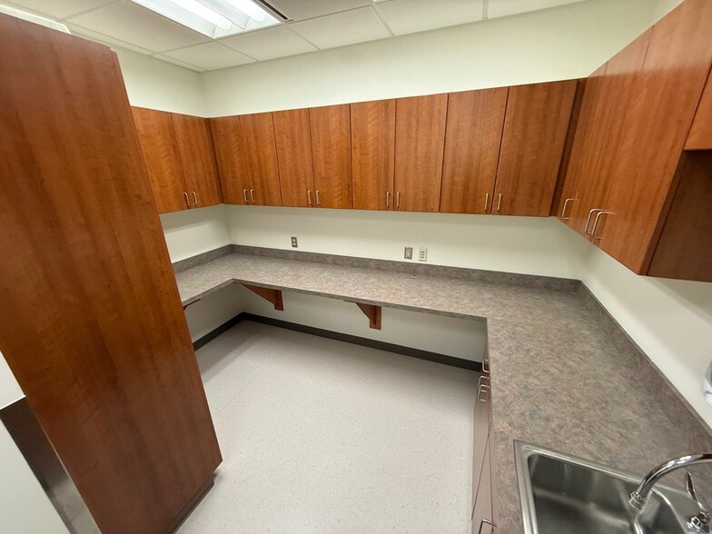 More Photos Of 4015 Lake Otis Pky, Anchorage Office For Lease