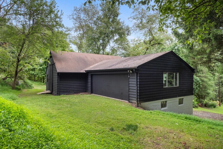 More Photos Of 176 Kingsview Dr, Weirton Showroom For Sale
