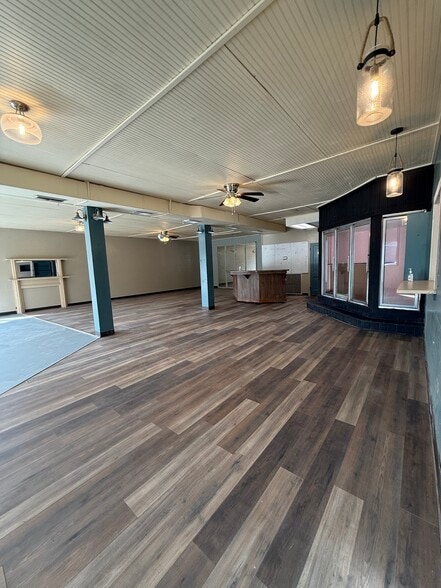 More Photos Of 2595 Avenue G NW, Winter Haven Showroom For Lease