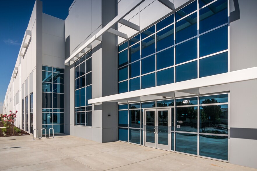 More Photos Of 400 Park Center Dr, Patterson Warehouse For Lease