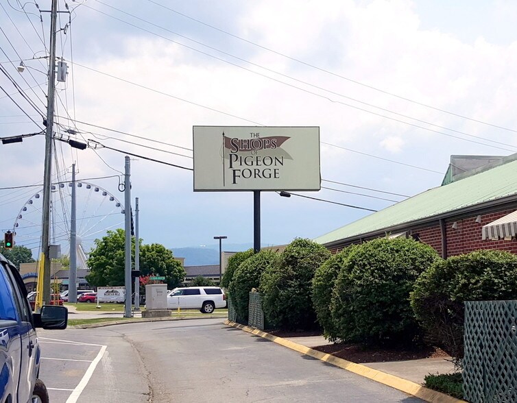 More Photos Of 147-185 E Wears Valley Rd, Pigeon Forge Storefront For Lease