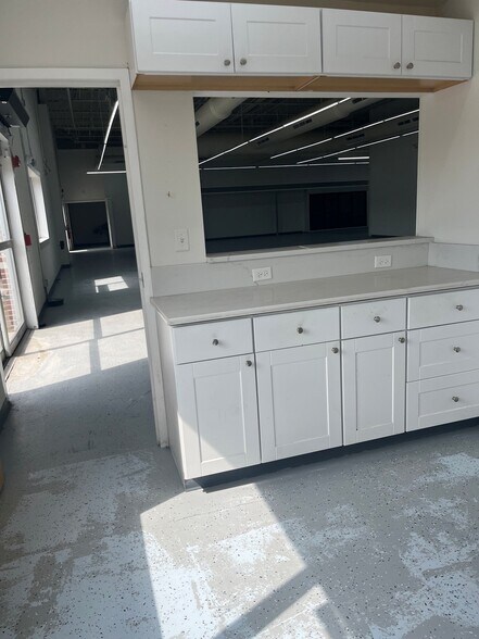 More Photos Of 207 Cambridge St, Burlington Warehouse For Lease