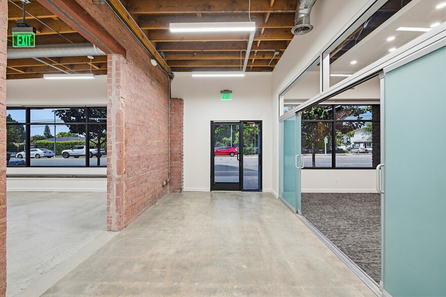 More Photos Of 2558 Overland Ave, Los Angeles Office For Lease