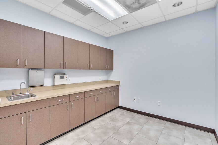 More Photos Of 341 Wheatfield Dr, Sunnyvale Medical For Lease