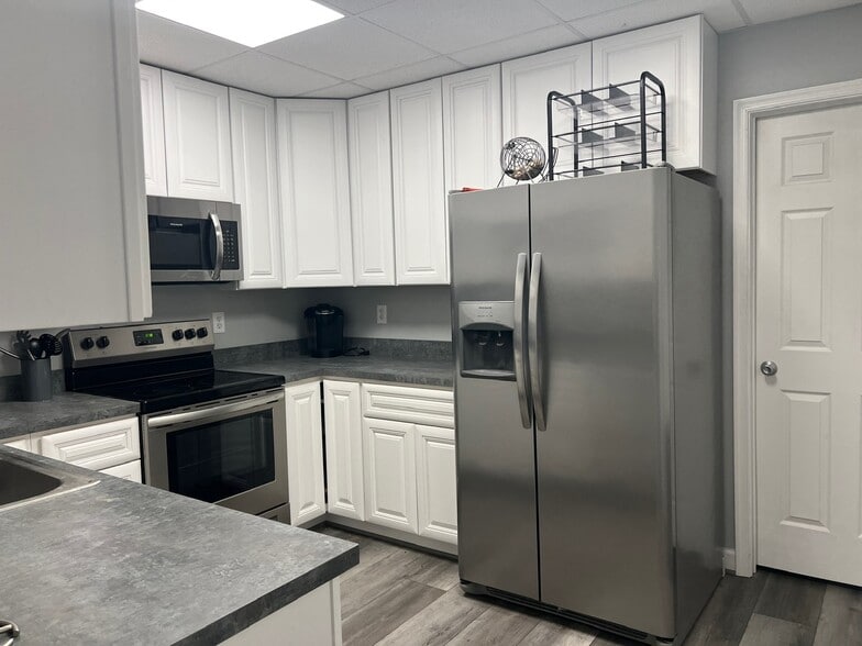 More Photos Of 26 Industrial Park Dr, Waldorf Warehouse For Sale