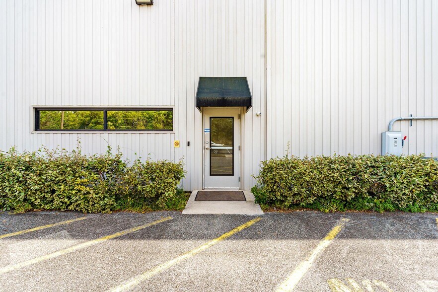 More Photos Of 1904 Thomas Ave, Leesburg Office For Sale