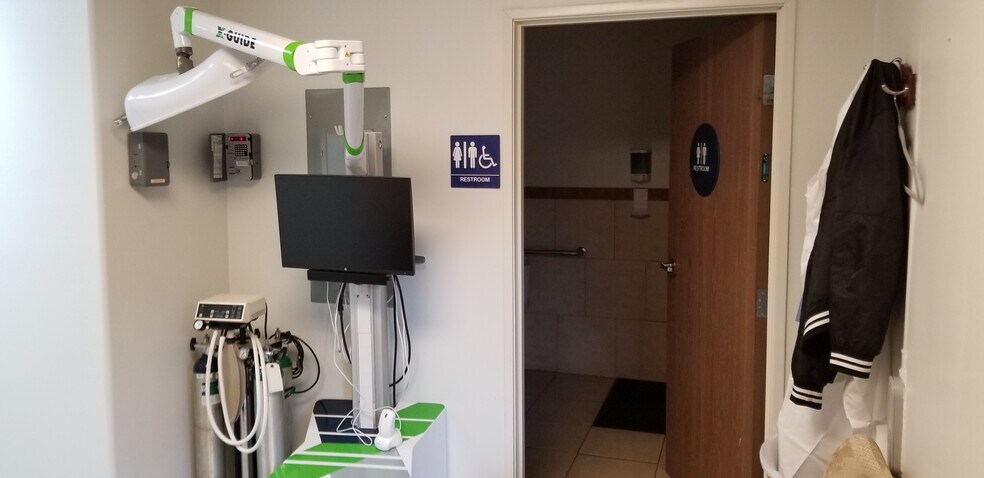 More Photos Of 22062 Ventura Blvd, Woodland Hills Freestanding For Lease