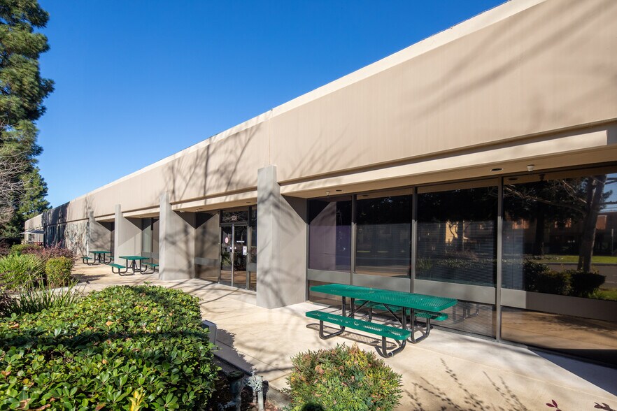 More Photos Of 1330 W Middlefield Rd, Mountain View Office For Sale