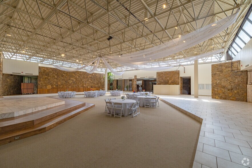 More Photos Of 6009 NW Expressway St, Oklahoma City Specialty For Sale