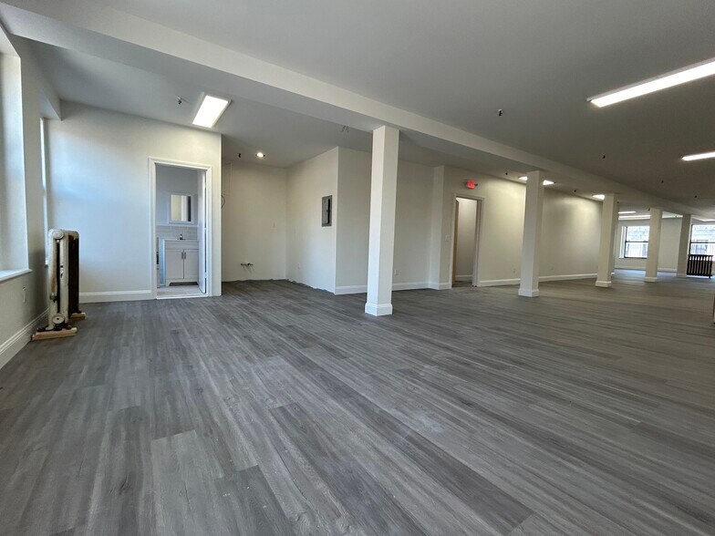 More Photos Of 158 Grand St, Waterbury Office For Sale