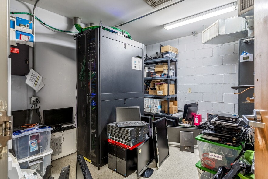 More Photos Of 4631 N Saint Peters Parkway, Saint Charles Flex For Sale