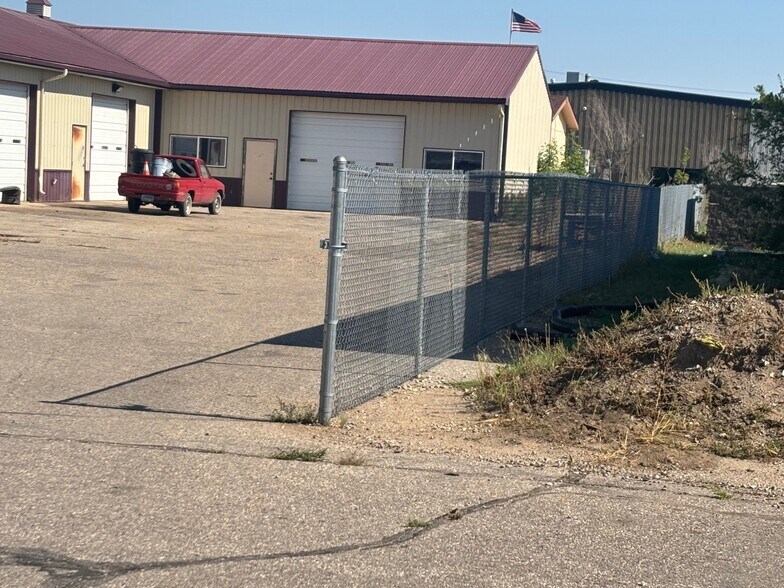 More Photos Of 717 27th St SE, Minot Flex For Lease