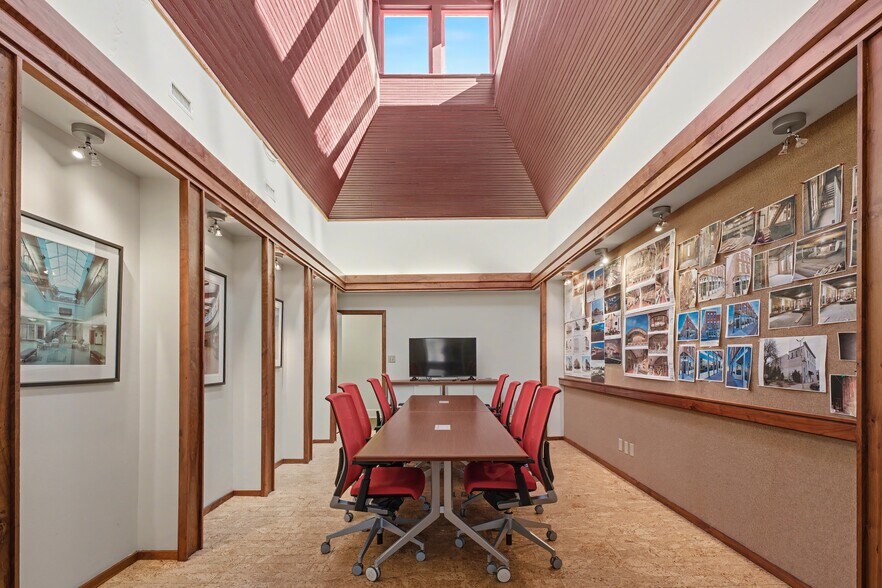 More Photos Of 116B W Walnut St, Rogers Office For Lease