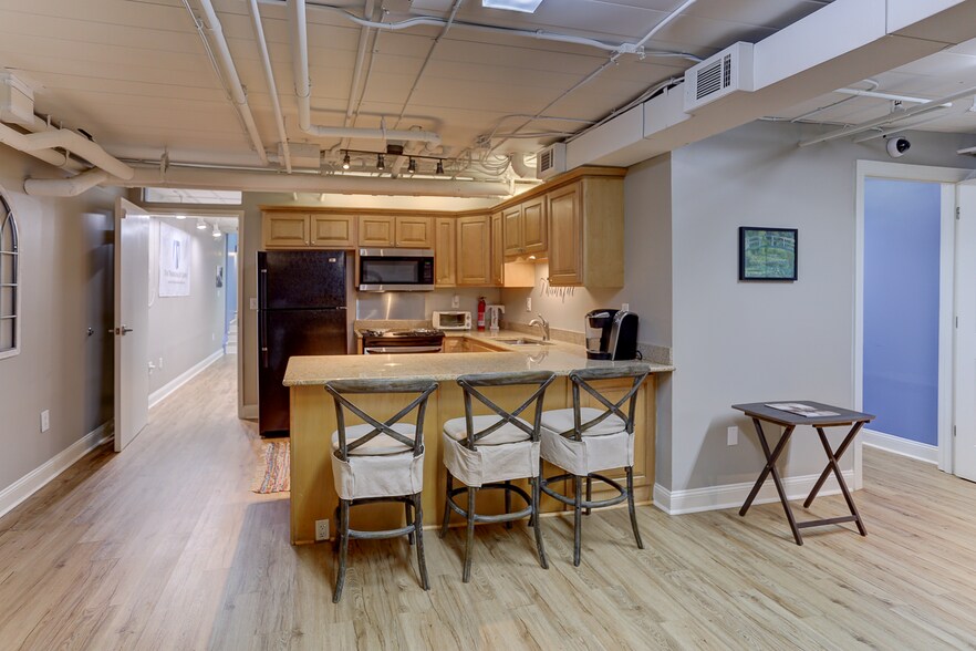 More Photos Of 95 S Main St, Memphis Storefront Retail Office For Lease