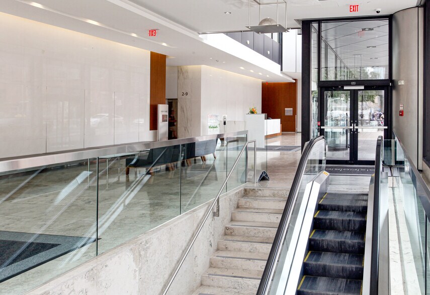 More Photos Of 123 Front St W, Toronto Office For Lease