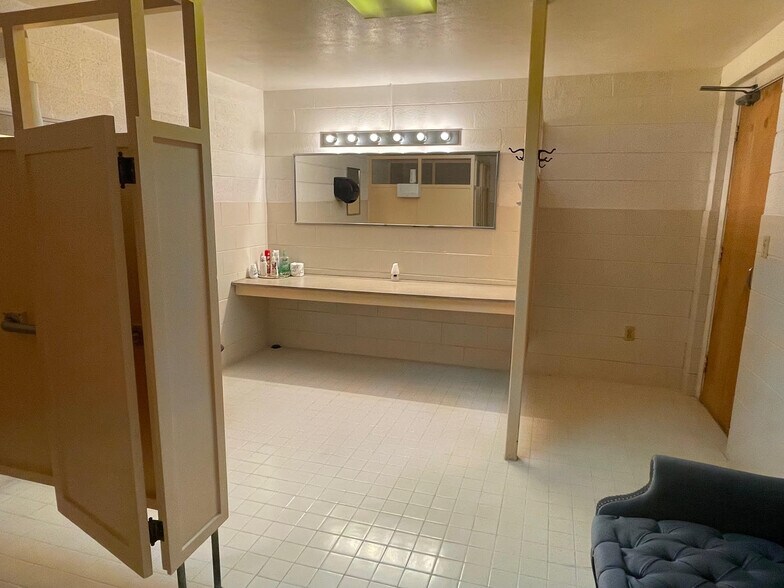 More Photos Of 1309 Newport Ave, Dallas Lodge Meeting Hall For Sale