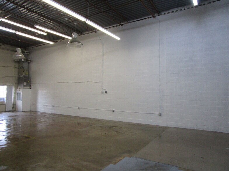More Photos Of 7241-7257 Gabe Ct, Manassas Warehouse For Lease