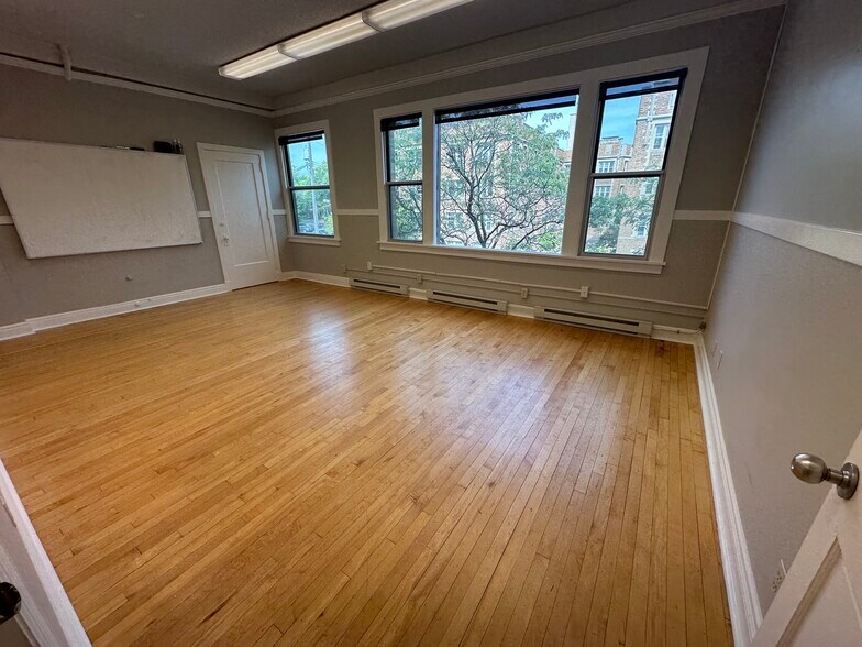 More Photos Of 2000-2006 Hennepin Ave, Minneapolis Storefront Retail Office For Lease