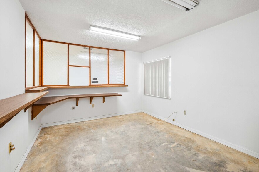 More Photos Of 6536 Stadium Dr, Zephyrhills Storefront For Sale