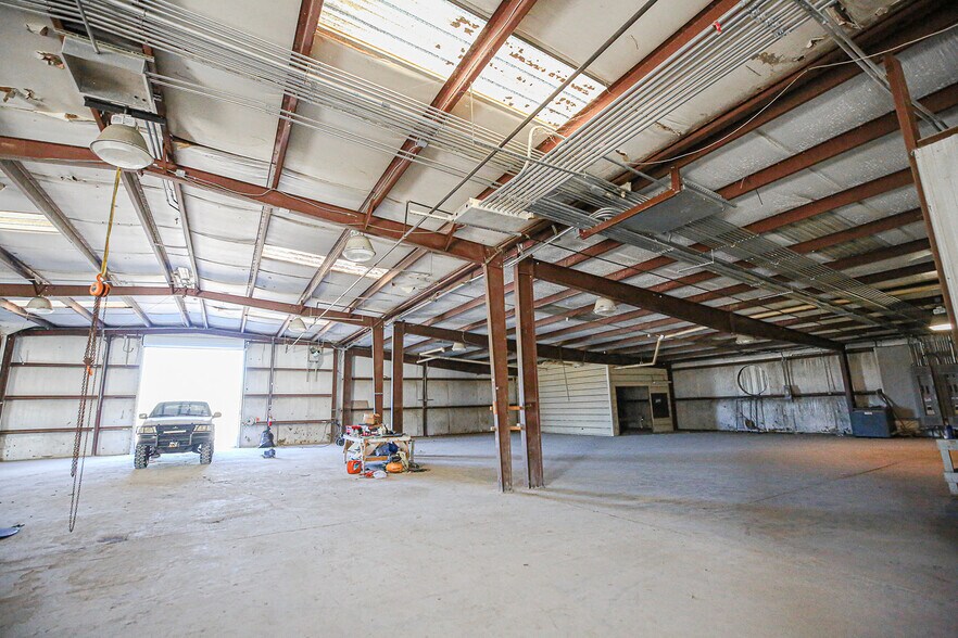 More Photos Of 4425 W US 98, Perry Manufacturing For Sale