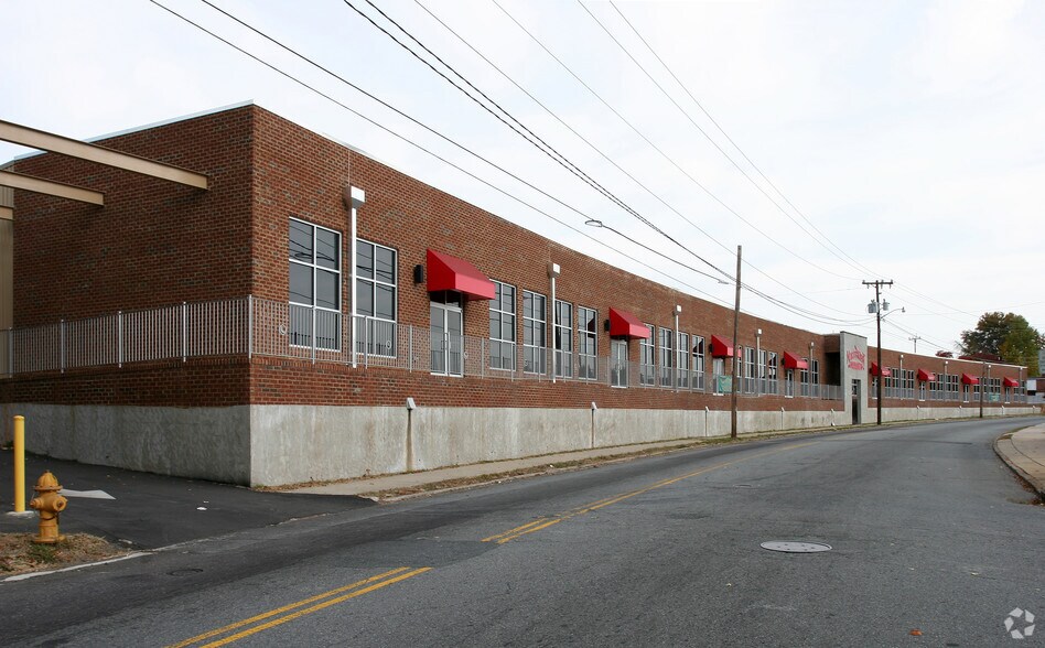 More Photos Of 901-965 Northwest Blvd, Winston-Salem Flex For Lease