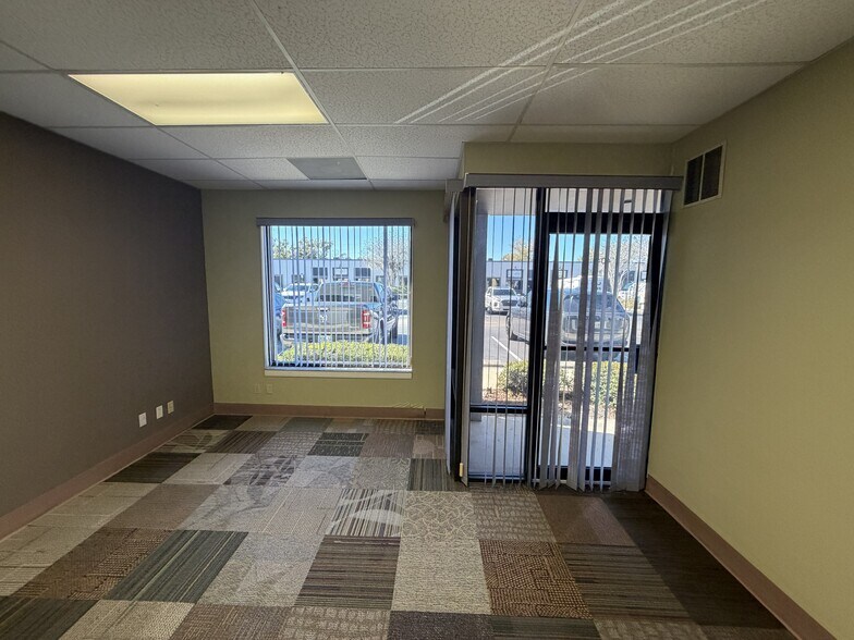 More Photos Of 9225 Ulmerton Rd, Largo Light Manufacturing For Sale